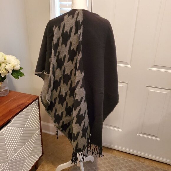 Steve Madden OSFM Houndstooth Gray Black Poncho Wrap‎ 100% acrylic Tassel Fringe - Picture 2 of 10